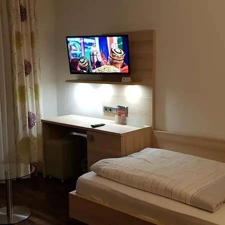 福利池酒店及餐厅 3* 凯撒斯劳滕